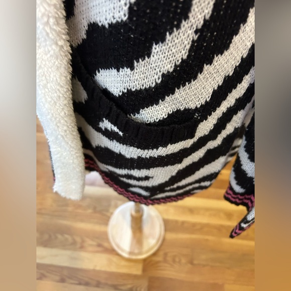 No Boundaries Zebra Cardigan w Hood in Women’s Size Large - Picture 5 of 8